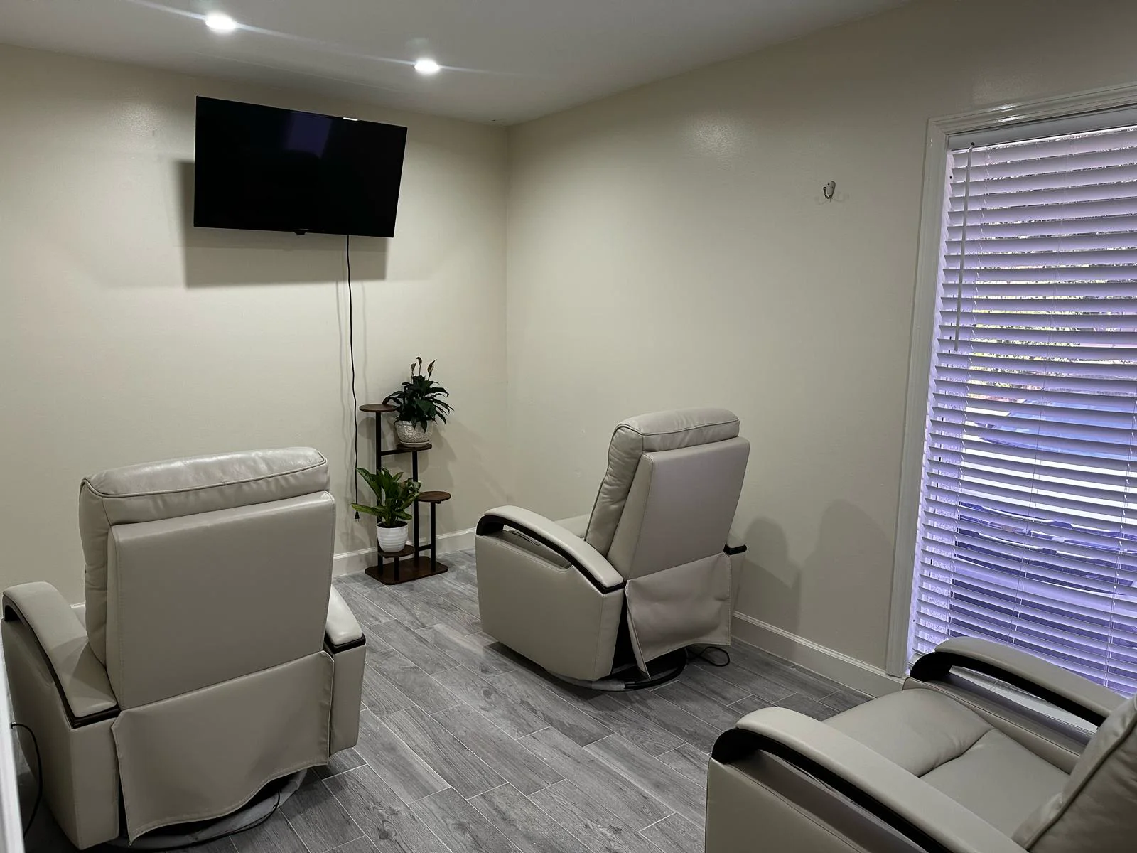 Infusion lounge with reclining chairs